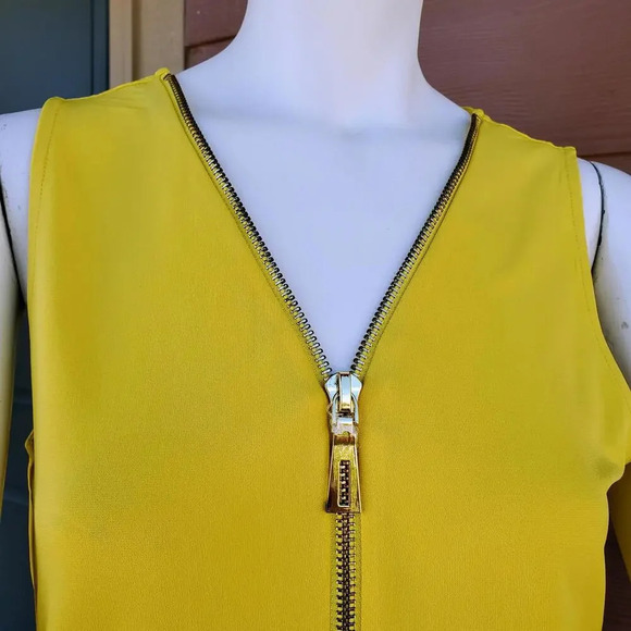NWT Carmen Marc Valvo Sleeveless Front-Zip Top Yellow Size Medium - Picture 15 of 15